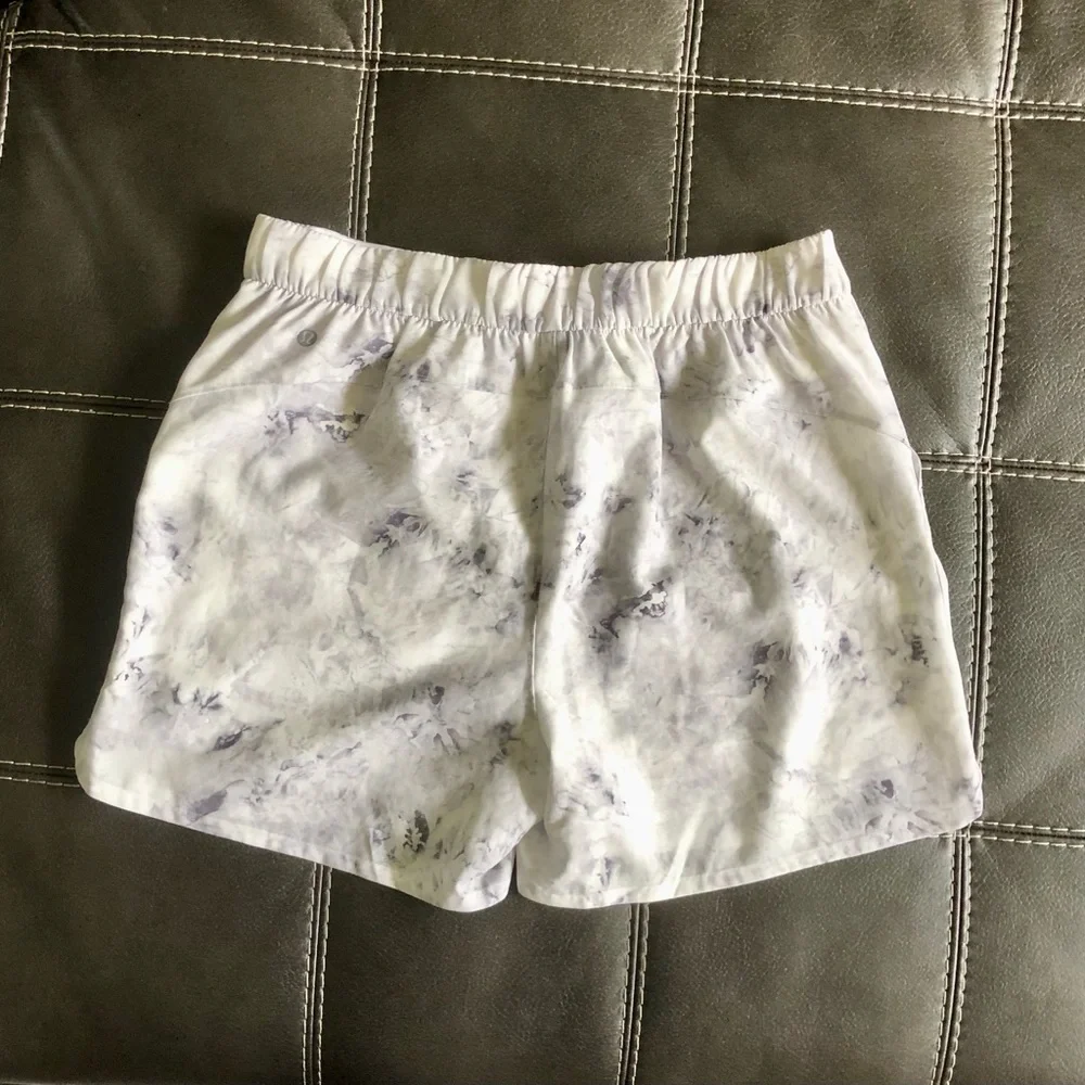 NWT Lululemon Print Flat Front Relaxed Shorts 4.5” Aquila Rhino Grey Multi 10 - Picture 4 of 12